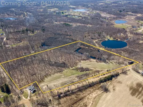 825 W Rose Center Rd, Holly, MI 48442