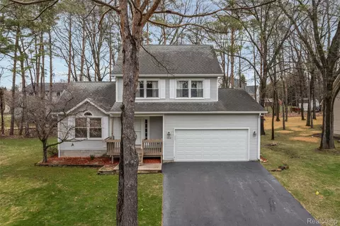 360 Arbor Pine Dr, Ortonville, MI 48462