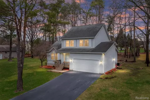 360 Arbor Pine Dr, Ortonville, MI 48462