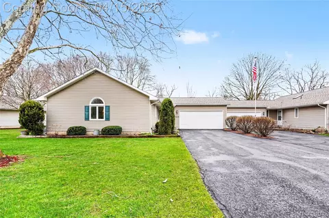 11676 Hawthorne Glen Dr, Grand Blanc, MI 48439