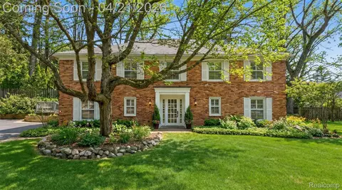 5067 Van Ness Dr, Bloomfield Hills, MI 48302
