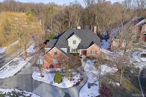 28690 Wintergreen Ct, Farmington Hills, MI 48331