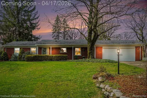 717 Sandstone Dr, Rochester Hills, MI 48309