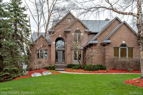 7080 Colony Dr, West Bloomfield, MI 48323