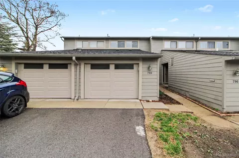 798 Peninsula Ct, Ann Arbor, MI 48105