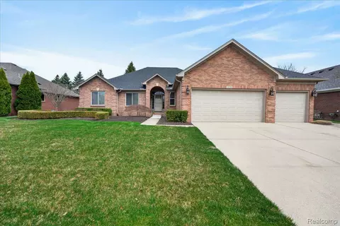 20196 Huron Dr, Clinton Township, MI 48038