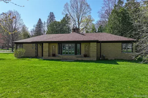 6214 Hugh St, Burton, MI 48509