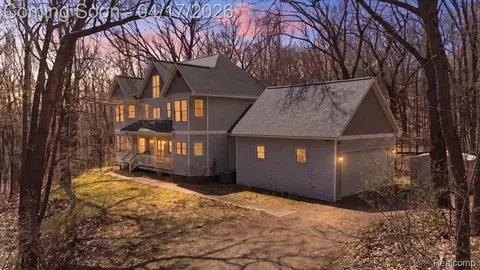 2222 S Hickory Ridge Trl, Milford, MI 48380