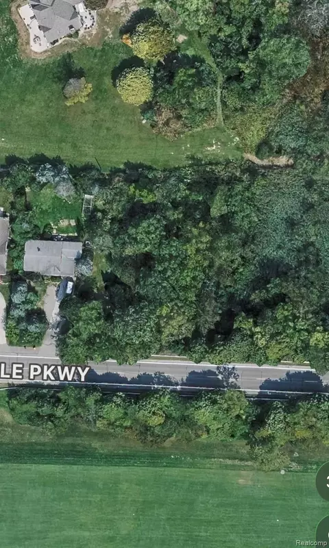 000 Parkway Rd, Grosse Ile, MI 48138