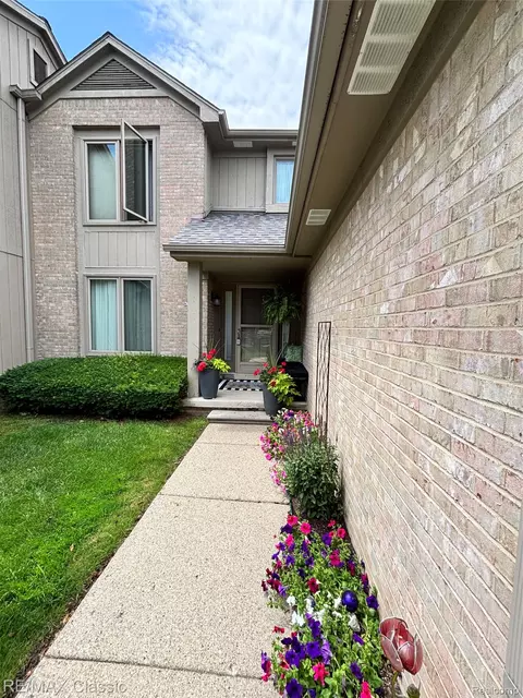 29640 Vista Ct, Farmington Hills, MI 48331