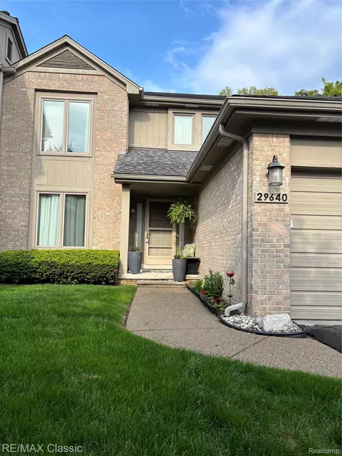 29640 Vista Ct, Farmington Hills, MI 48331