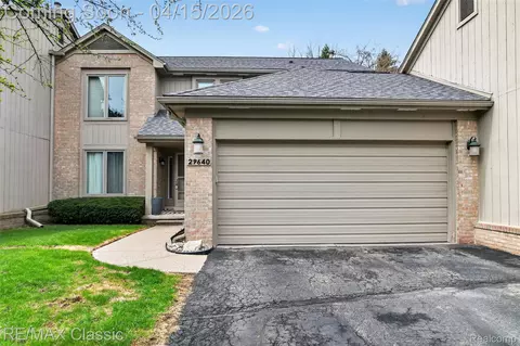 29640 Vista Ct, Farmington Hills, MI 48331