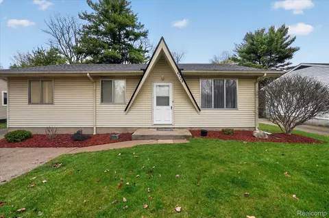 4739 Joan Ln, Pinckney, MI 48169