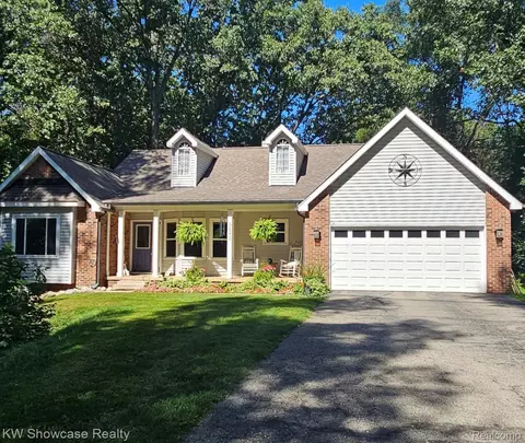 9842 Cedar Island Rd, White Lake, MI 48386