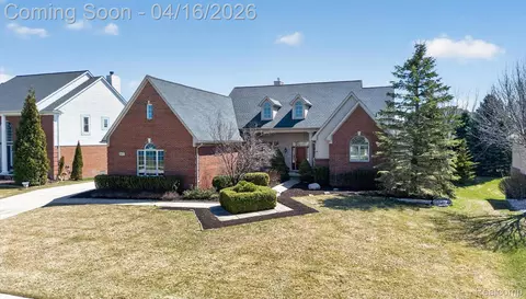 625 Southshore Dr, Oxford, MI 48371