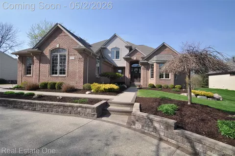 3648 W Tienken Rd, Rochester Hills, MI 48306