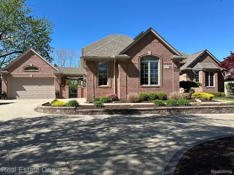 3648 W Tienken Rd, Rochester Hills, MI 48306