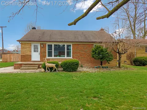 19720 Maxine St, Saint Clair Shores, MI 48080