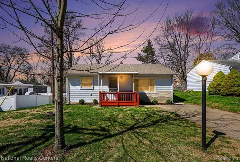 586 Bagley St, Lake Orion, MI 48362