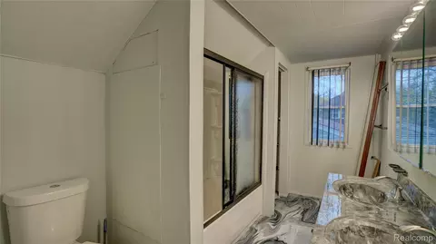 Bath - 1644 Mason St, Flint, MI 48503 photo 1 of 3