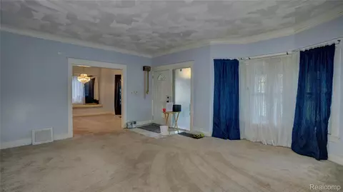 Living - 1644 Mason St, Flint, MI 48503 photo 2 of 3