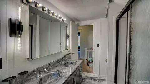 Bath - 1644 Mason St, Flint, MI 48503 photo 2 of 3