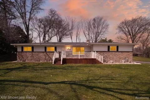 3762 Lakewood Dr, Waterford, MI 48329