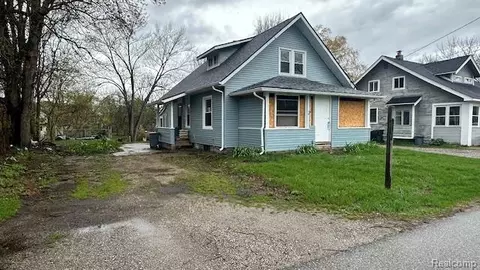 71 Cedar St, Brandon, MI 48462