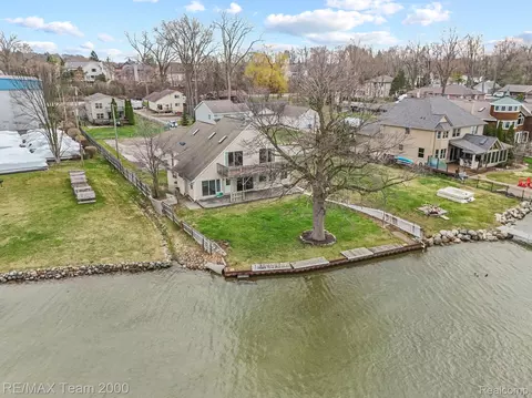 4390 Cass Elizabeth Rd, Waterford, MI 48328