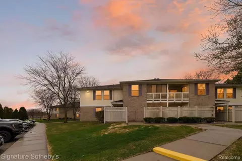 61031 Greenwood Dr, South Lyon, MI 48178