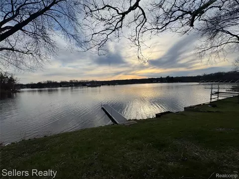 10091 Graham Dr, Springfield, MI 48348