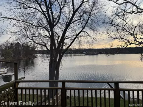 10091 Graham Dr, Springfield, MI 48348