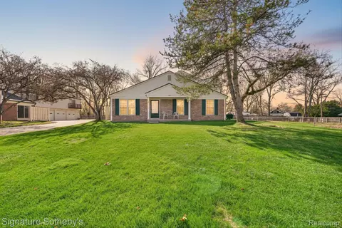 1445 Dover Hl N, Walled Lake, MI 48390