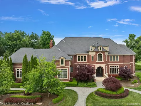 7428 Foxburg Ct, Independence, MI 48348