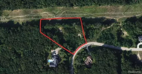9373 Grand Summit Dr, Tyrone, MI 48430