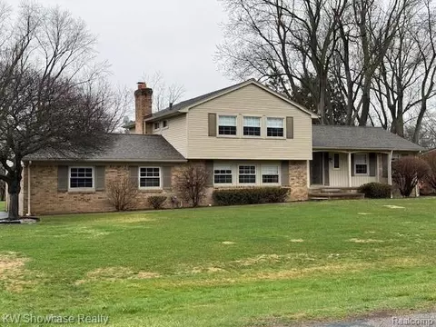 28347 E Greenmeadow Cir, Farmington Hills, MI 48334