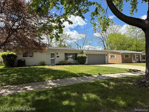 303 N Hill Cir, Rochester, MI 48307