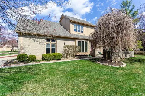 1256 Autumn Dr, Troy, MI 48098