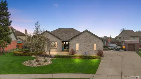 35526 Brooke Cir, New Baltimore, MI 48047