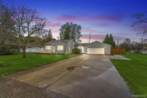 5101 Kendall Dr, Burton, MI 48509