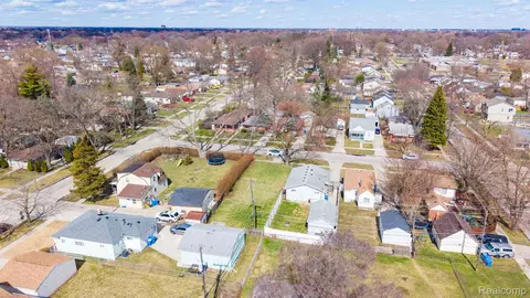 20751 Powers Ave, Dearborn Heights, MI 48125 photo 4