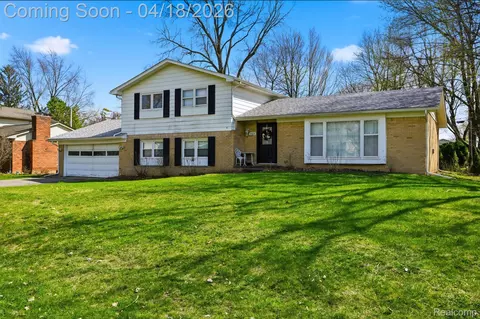 5585 Castleton Dr, West Bloomfield, MI 48322
