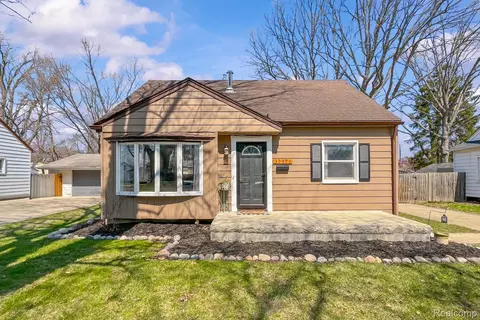 33494 Pierce St, Garden City, MI 48135