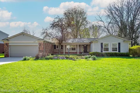 30882 Oak Valley Dr, Farmington Hills, MI 48331
