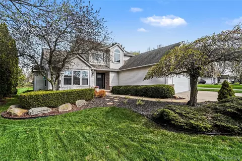 16399 E Horseshoe Trl, Fenton, MI 48451