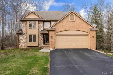 5146 Lagoons Cir #22, West Bloomfield, MI 48323