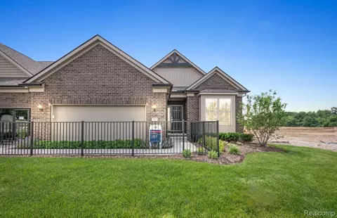 868 Kelpie Dr, Pittsfield, MI 48108