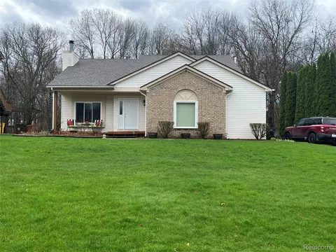 2125 Somerville Dr, Oxford, MI 48371