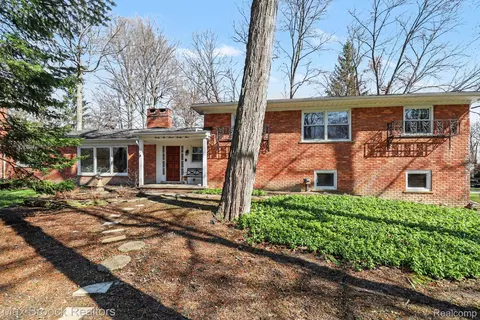 22724 King Richard Ct, Beverly Hills, MI 48025