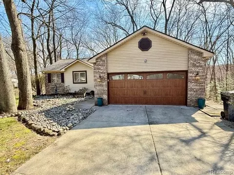 2180 Landmark Dr, Oregon, MI 48446